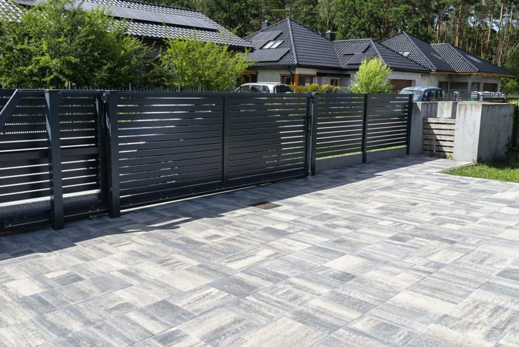modern-panel-fencing-in-anthracite-color-visible-2022-09-15-21-15-23-utc hegn